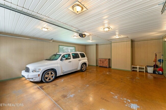 Building Photo - 519 Country Oaks Dr