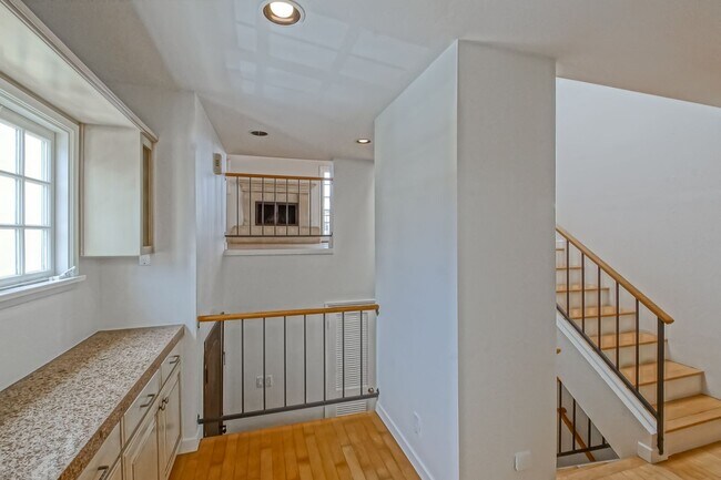Building Photo - 333 11th St