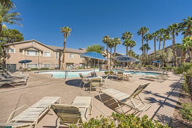 Building Photo - Elegant 2-Bedroom Condo in Gated Community with Pool and Spa