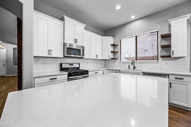 Building Photo - 4231 E Marshall Ave