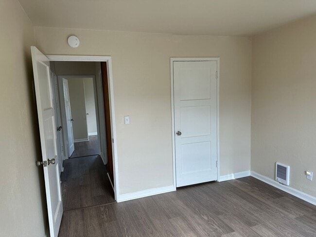 Building Photo - Charming 2 bed 1 bath house in a great nei...