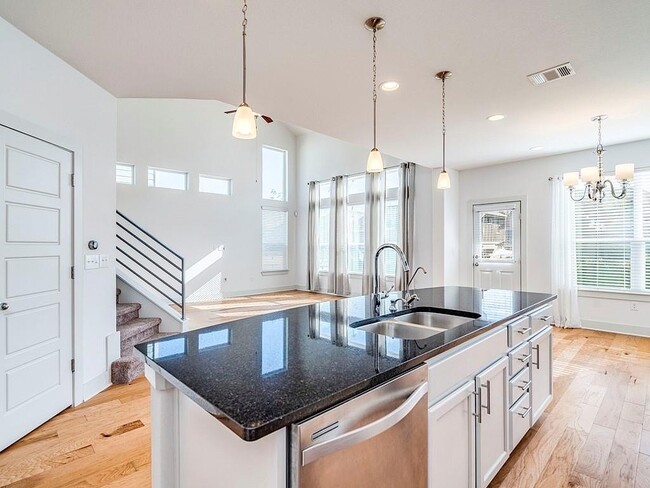 Building Photo - 2215 Capulet St