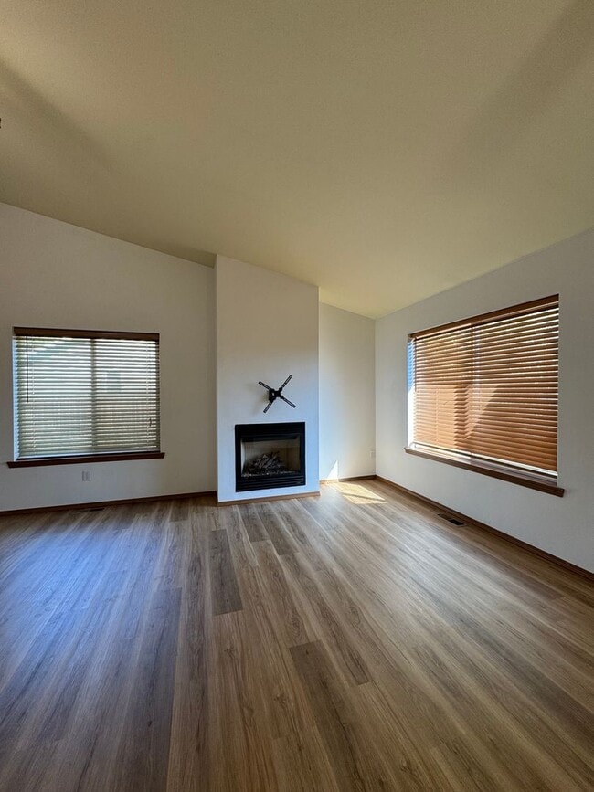 Building Photo - Modern 3BR/2BA Rental with Large Kitchen & Living Room