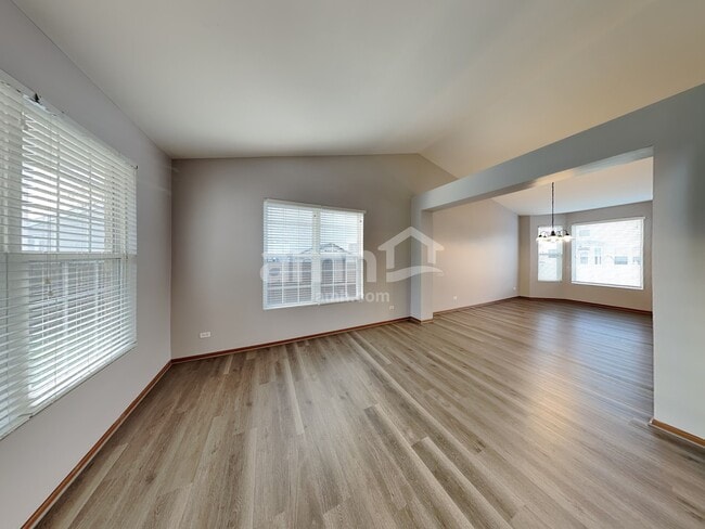 Building Photo - 3803 Saratoga Dr