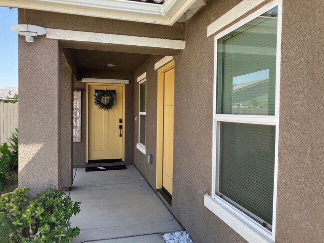 Building Photo - 5 bedroom 3 1/2 bath house in gated commun...