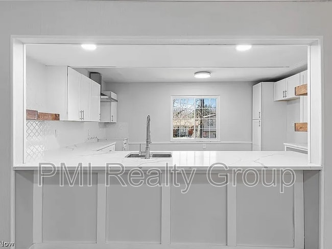 Building Photo - 607 Castle Blvd