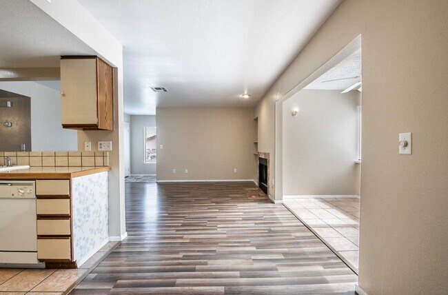 Building Photo - Great 2 Bedroom Condo