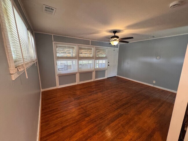 Building Photo - 413 Dell Dr