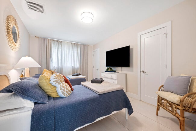 Building Photo - 2112 NE 32nd Ave