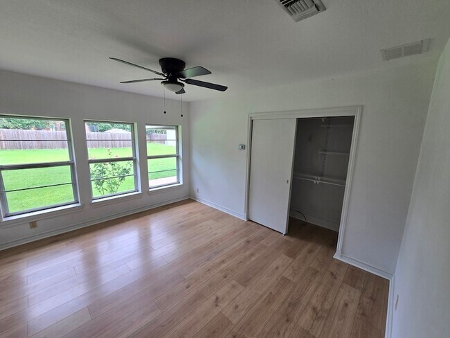 Building Photo - 1590 Gravel Cir N