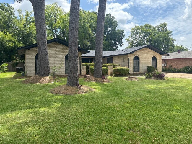 Building Photo - 4018 Strathmore Dr