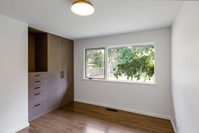 Building Photo - 3Bd/1.75Ba Shoreline Home