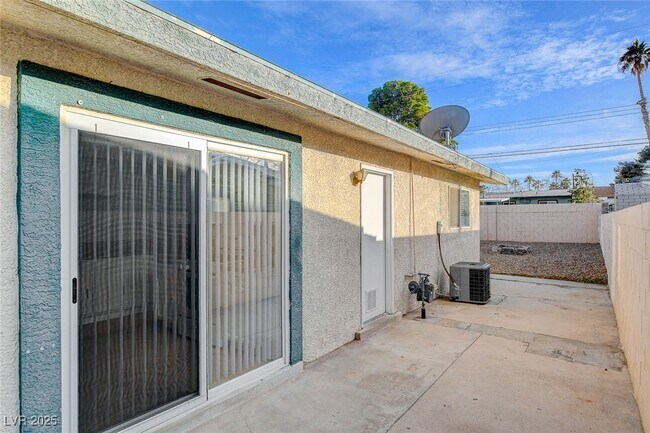 Building Photo - 5813 W Balzar Ave