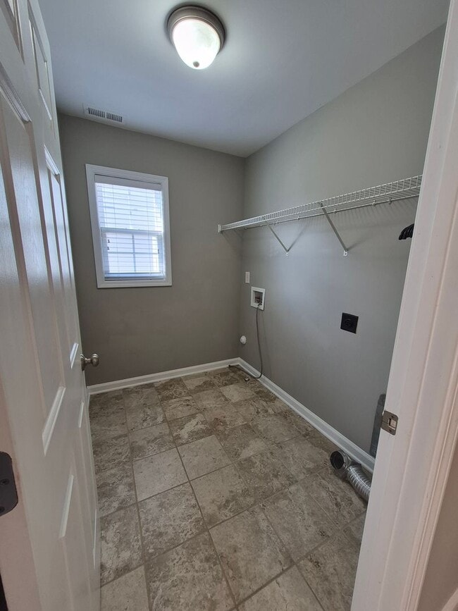 Building Photo - NEW LISTING!!!!!