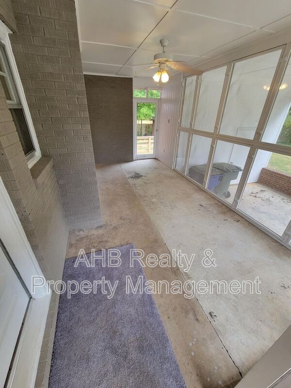 Building Photo - 801 Sycamore Rd