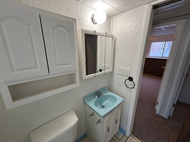 Building Photo - 5 Bed 2 Bath Home with 2 Car Attached Garage in Quiet Nice Neighborhood.