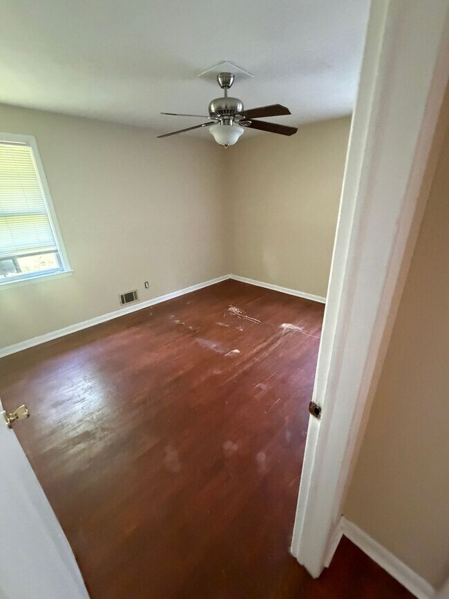 Building Photo - 3012 Pinewood Dr