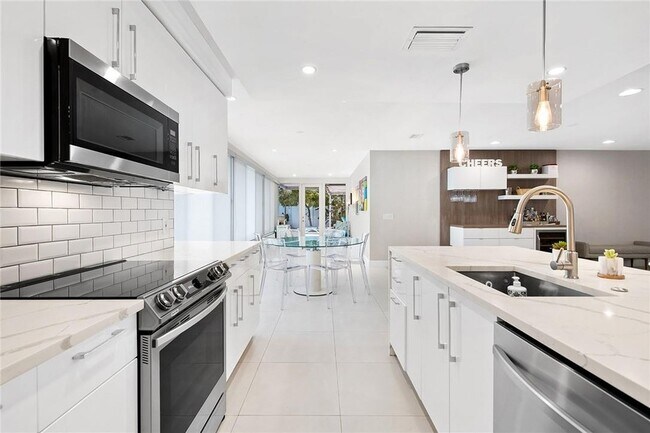 Building Photo - 2801 NE 59th St