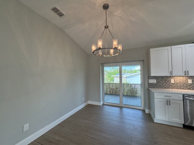 Building Photo - 4310 Zenith Rd