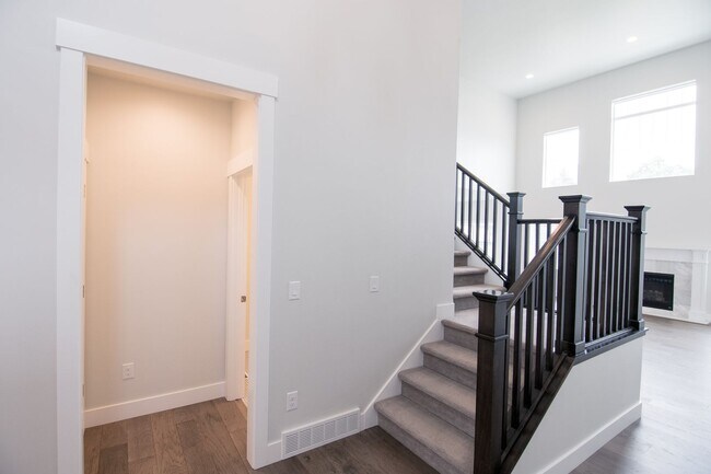 Building Photo - Gorgeous 2-Story Home In a Gated Community!