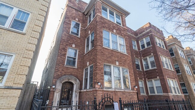 Building Photo - 5006 N Wolcott Ave
