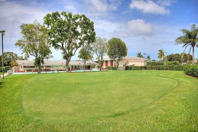 Building Photo - 2668 Garden Dr N