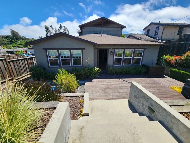 Building Photo - Spacious 5 bedroom house