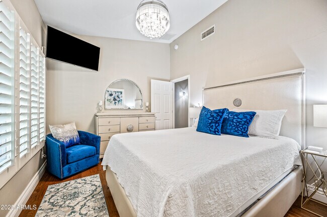 Building Photo - 1817 E Willow Tree Ct