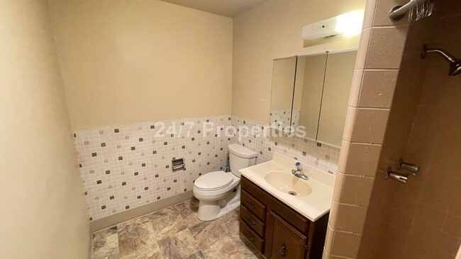 Building Photo - Spacious 4BD I 2BA Home w/ Separate Living...