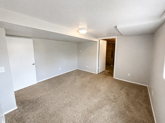 Building Photo - 223 500 S