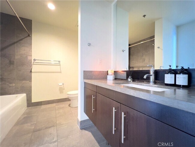 Building Photo - 1100 S Hope St