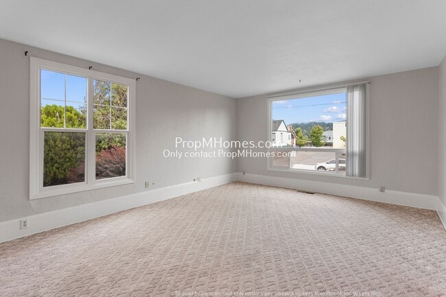 Building Photo - Beautiful Three Bedroom Home in the Heart of Oregon City!