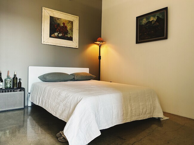 Building Photo - 825 E 4th St