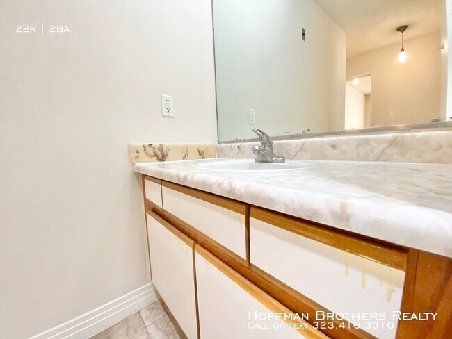 Building Photo - 415 S New Hampshire Ave Los Angeles CA 90020