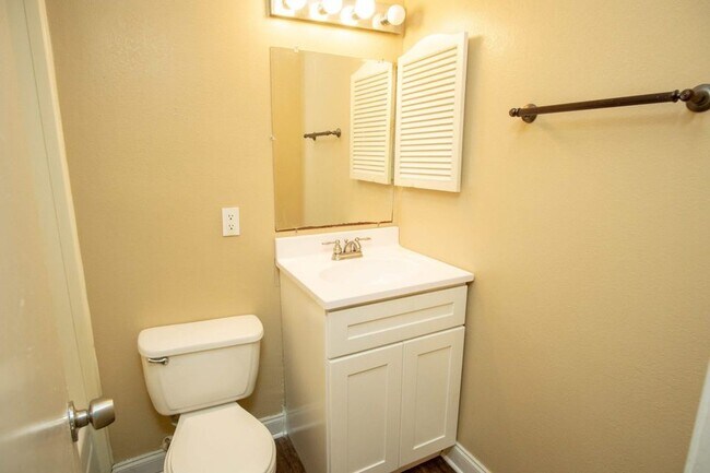 Building Photo - 1402 Holleman Dr