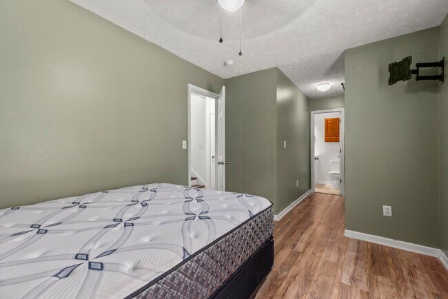 Building Photo - 5 Bedroom House in Auburn - Up to 5 unrela...