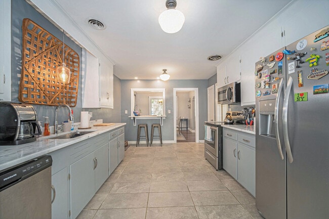 Building Photo - 5112 Victoria Ave