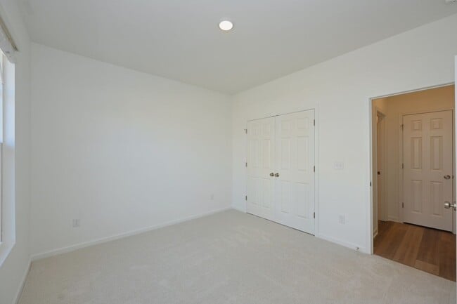 Building Photo - FREE TV!!