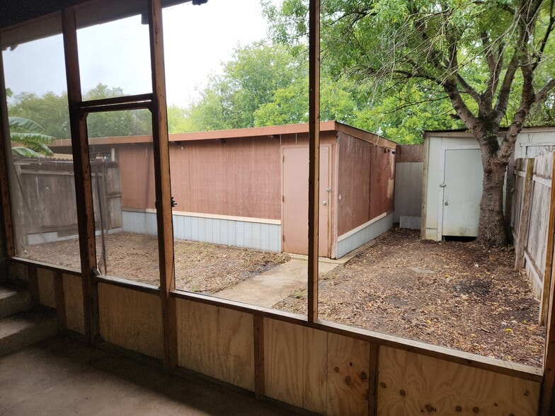 Back Patio - 6824 Oldham