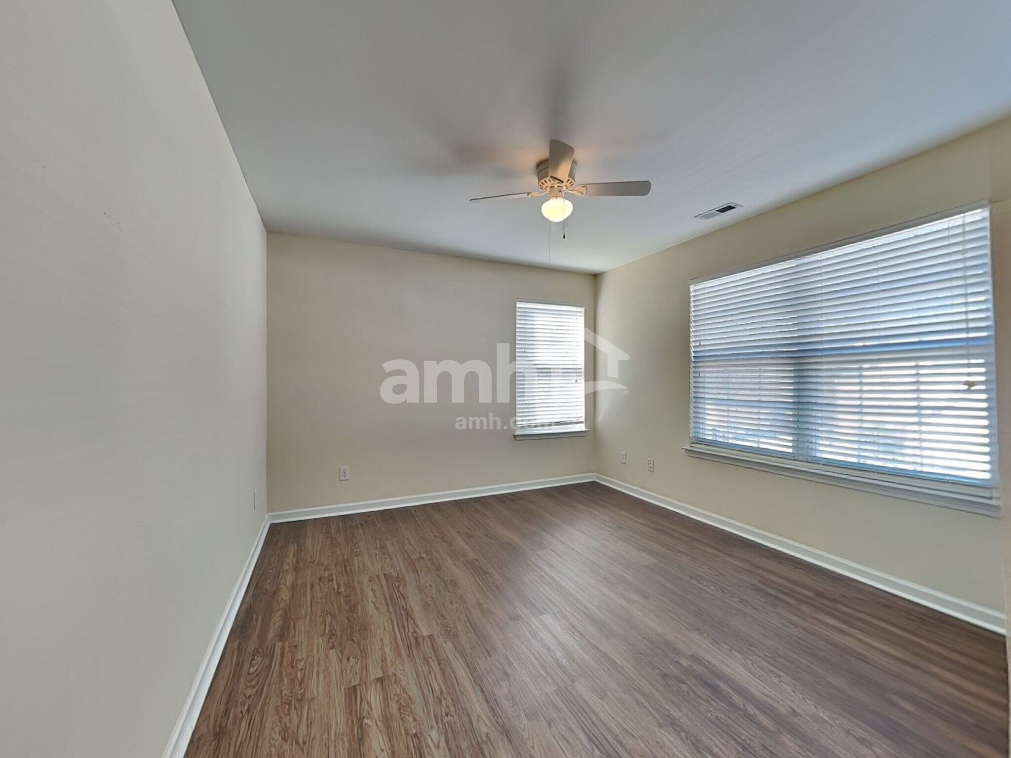 Building Photo - 204 Cloverdale Dr