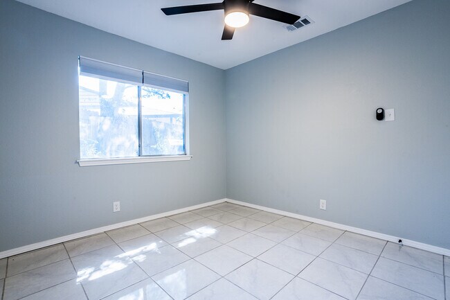 Building Photo - 5275 Meadow Rise St