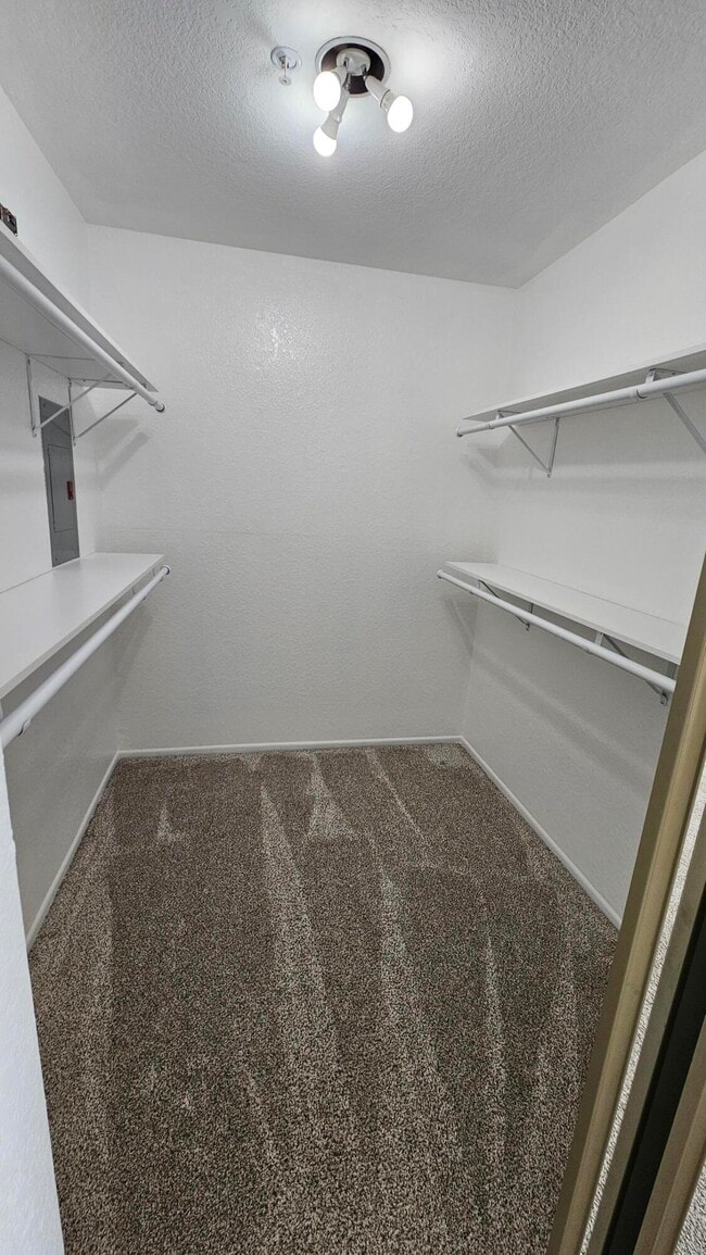 Building Photo - 2601 S Broadmoor Dr