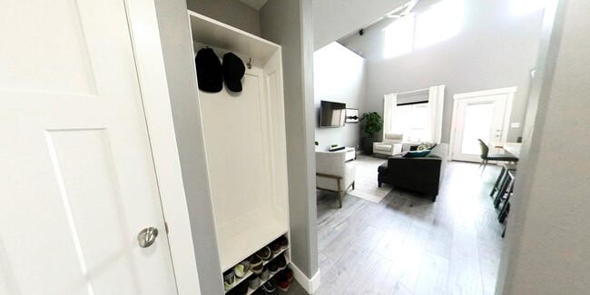 Building Photo - "Spacious 3-Bedroom Townhouse with 2.5 Bat...