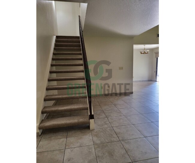 Building Photo - 2428 Woodvale Dr
