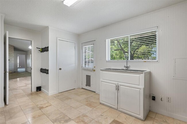 Building Photo - 2407 Harrowden Dr