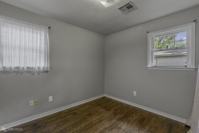 Building Photo - 1602 San Saba St
