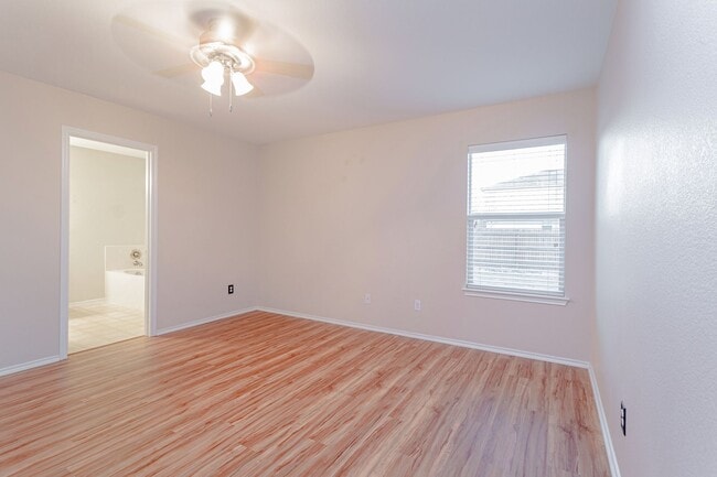 Building Photo - Inviting 4/BR 2/BA Home with Spacious Back...