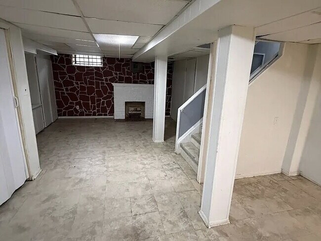 Building Photo - ELEGANT HOME