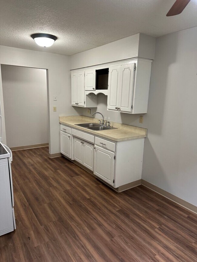 Building Photo - 1 bedroom 1 Bathroom Lower of Level Duplex...