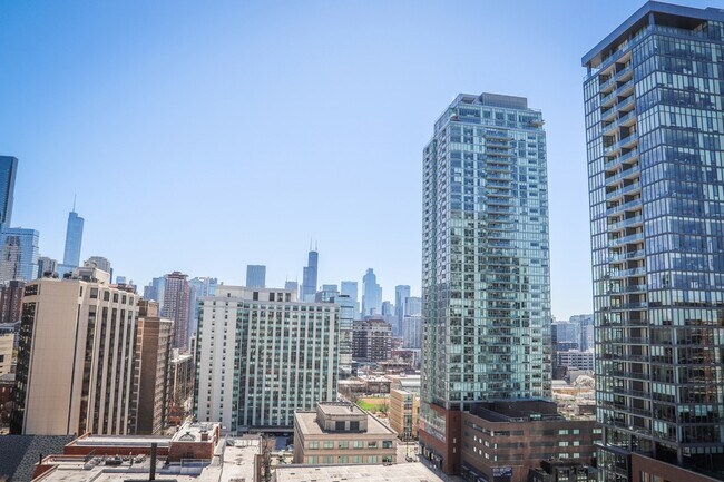 Building Photo - 1212N N La Salle Dr